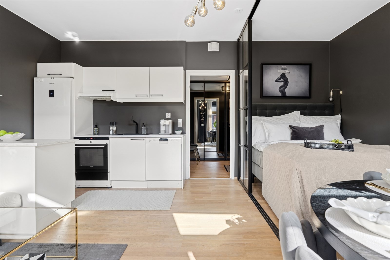 Leiligheten varmes opp via radiator som gir vannbåren varme. Galleribilde