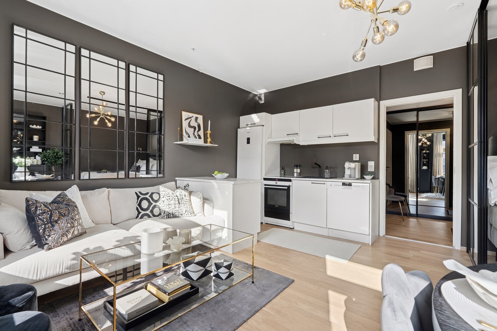 Stuen har naturlig plass til sofa og sofabord. Galleribilde