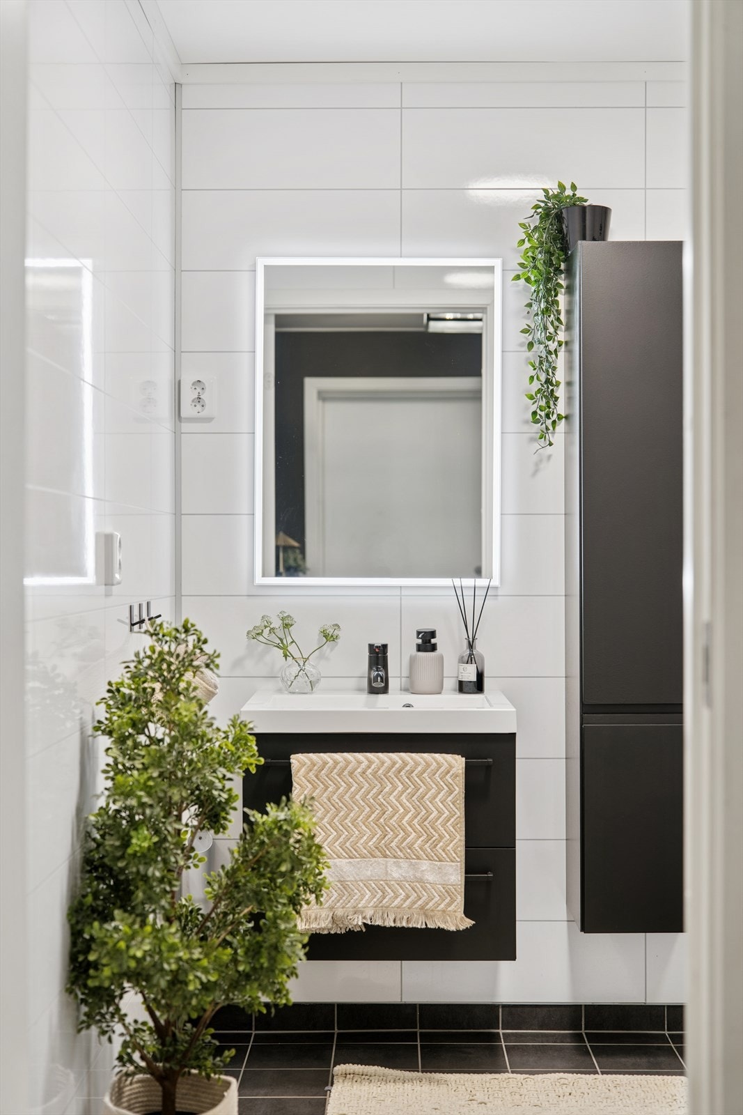 Rommet er innredet med baderomsmøbel med servant, et gulvstående toalett og en dusjnisje. Galleribilde