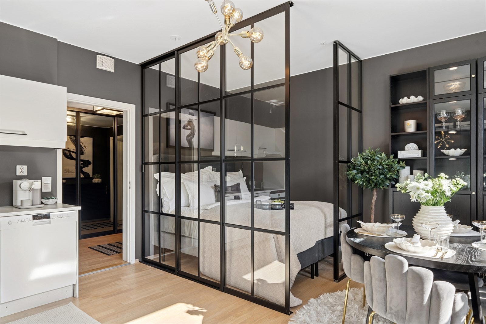 Det er i dag innredet med seng. Galleribilde