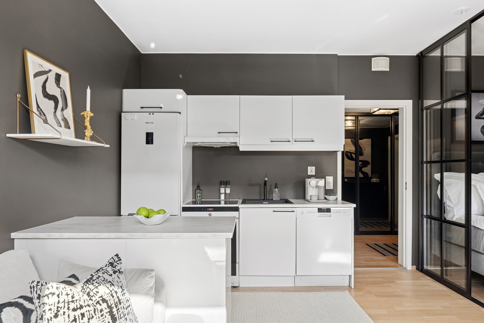 Her er det god plass til matlaging og oppbevaring, og kjøkkenet har en praktisk utforming med kjøkkenøy som gjør det enkelt å holde orden. Galleribilde