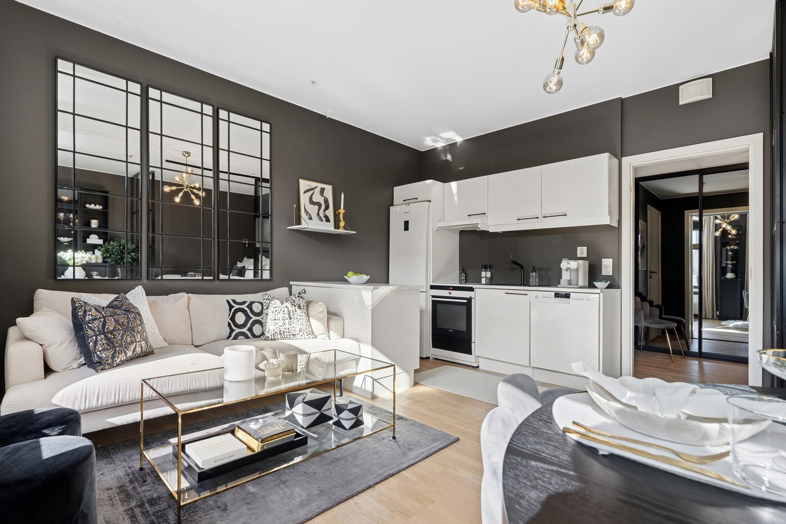 Leiligheten har en effektiv planløsning med entré, stue/kjøkken i åpen løsning og bad. Galleribilde