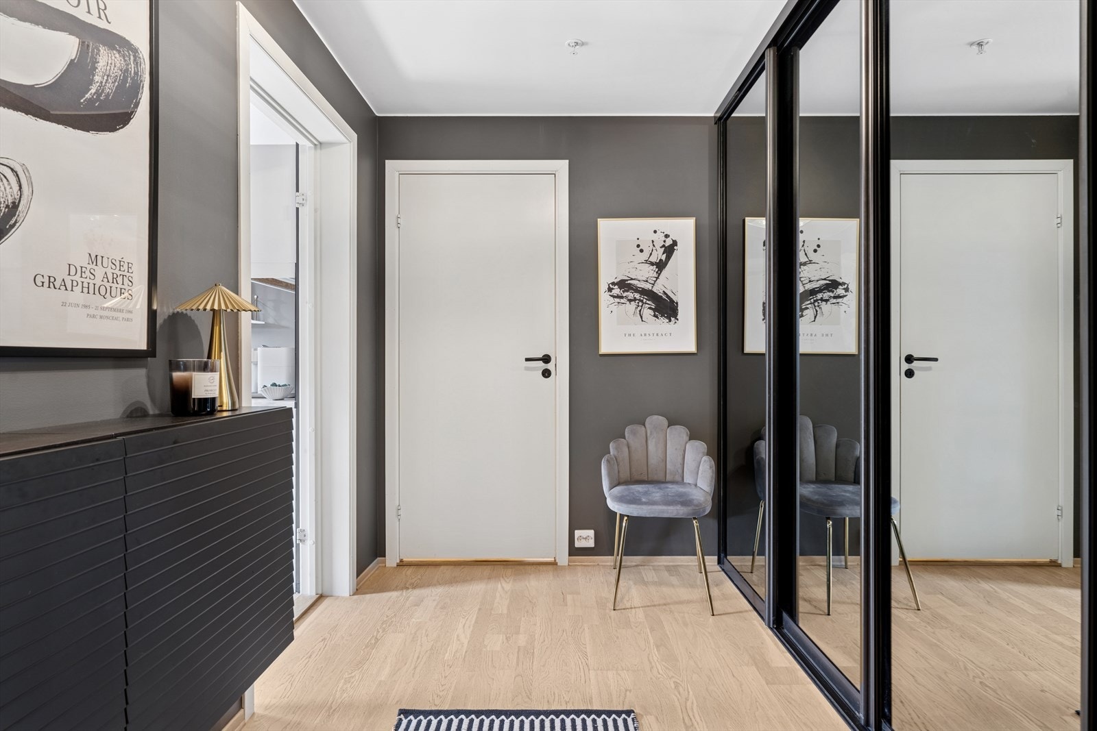 Entréen ønsker deg velkommen med god plass til oppbevaring i store garderobeskap med speilfronter. Galleribilde