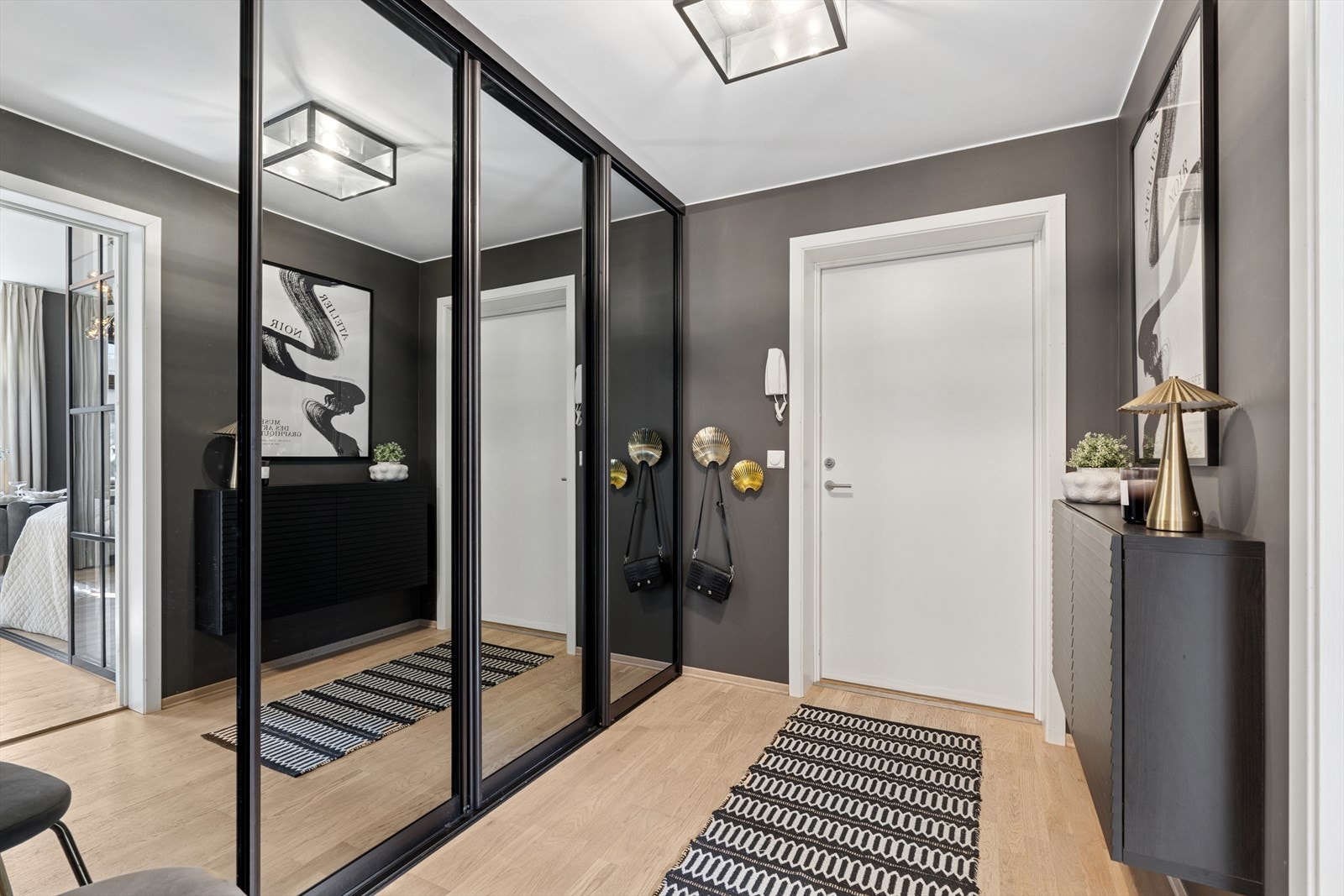 Her er det plass til både yttertøy og sko, og rommet har en praktisk innredning med hyller og knagger. Galleribilde