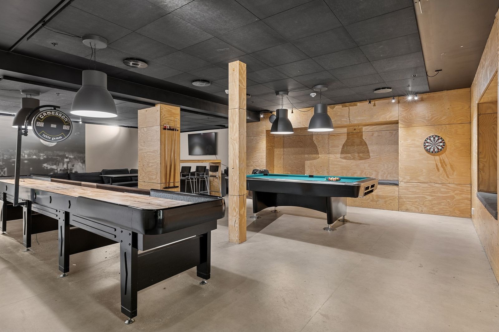 Spillrom med shuffleboard, biljard og bardisk i kjeller. Galleribilde