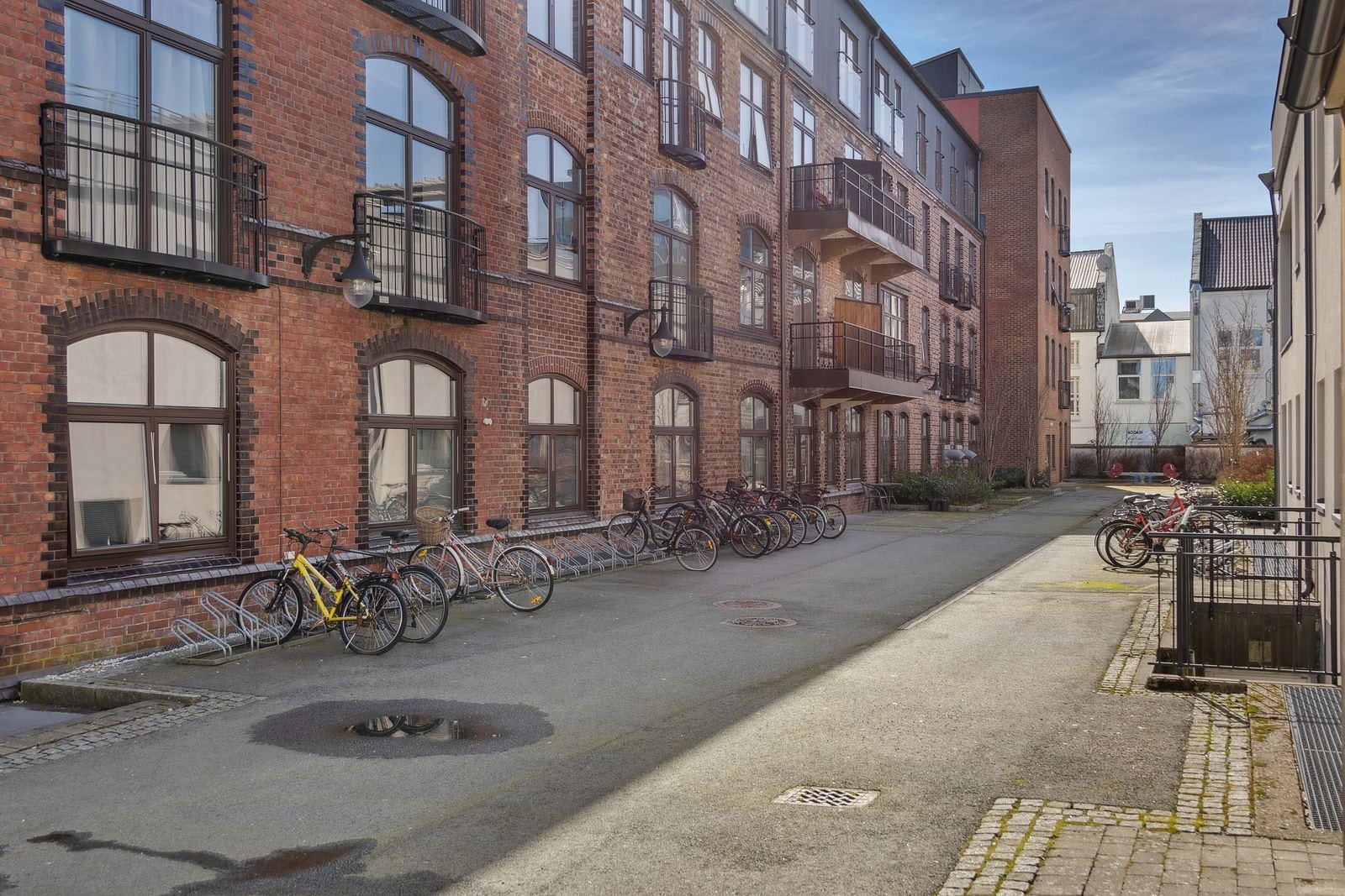 Rolig bakgård med felles sykkelparkering. Galleribilde
