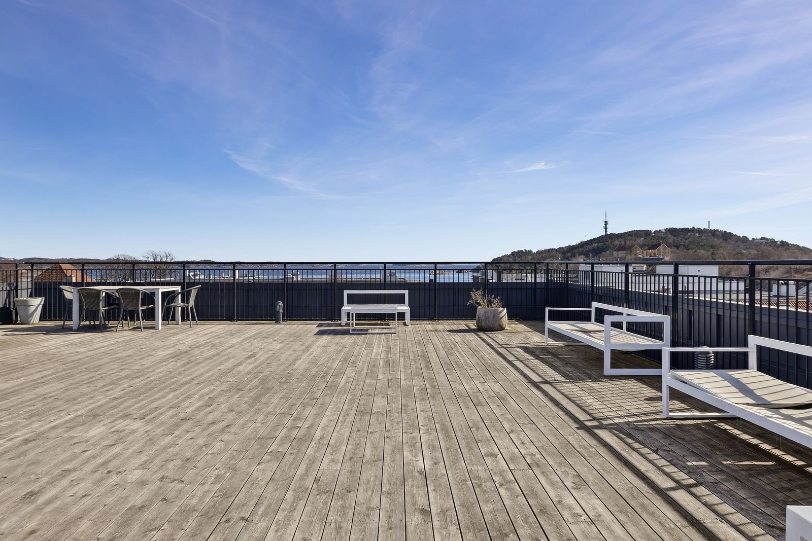 Enkel adkomst til felles takterrasse med fantastisk utsikt og solforhold. Galleribilde