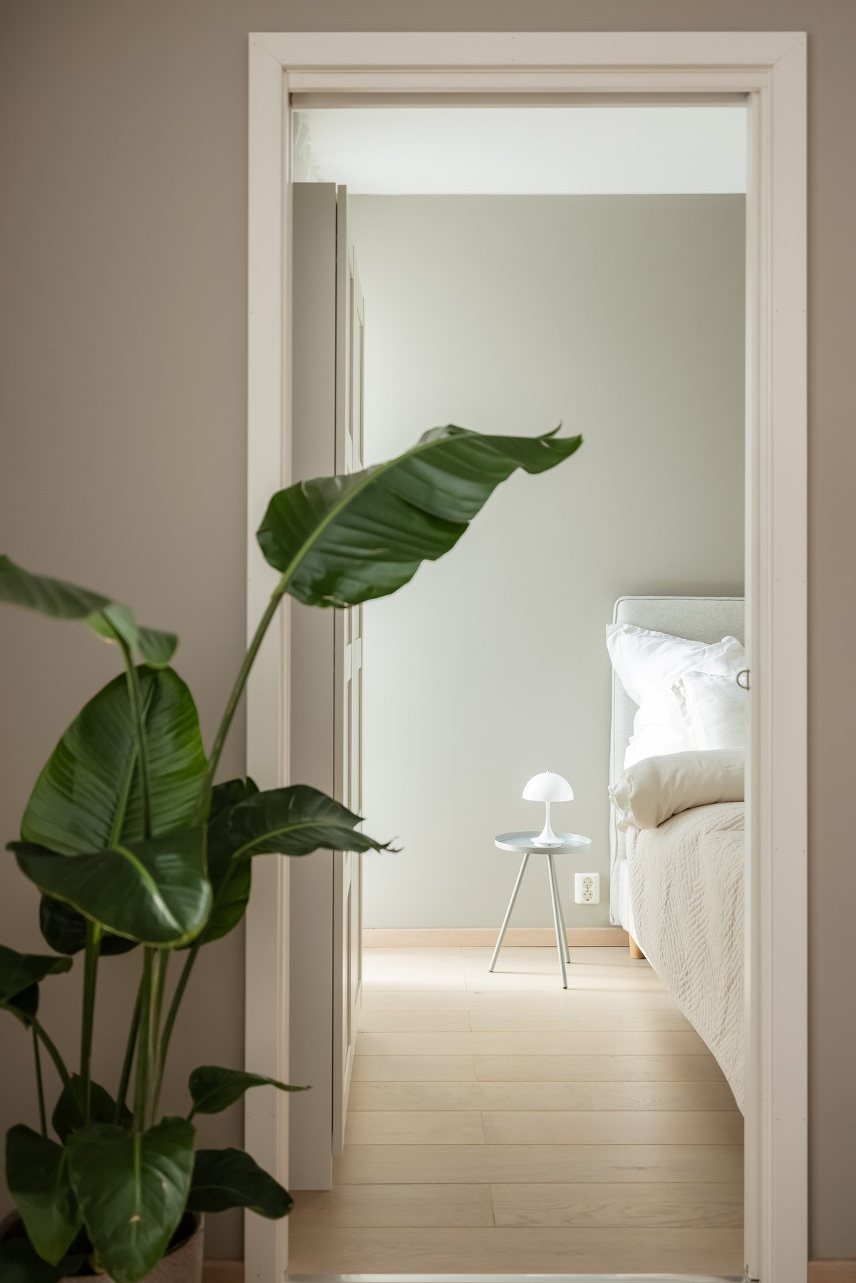 Skyvedører inn til soverommene sparer mye plass og større mulighet for dekorasjon på veggene. Galleribilde