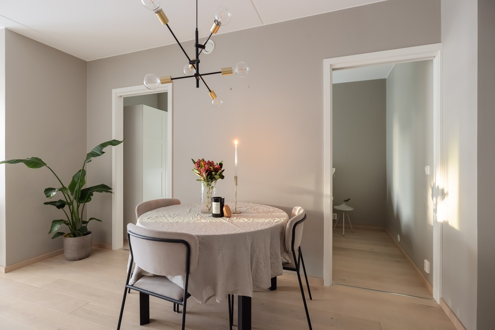 Deilig vannbåren varme i gulvene gjør leiligheten lun og varm. Galleribilde