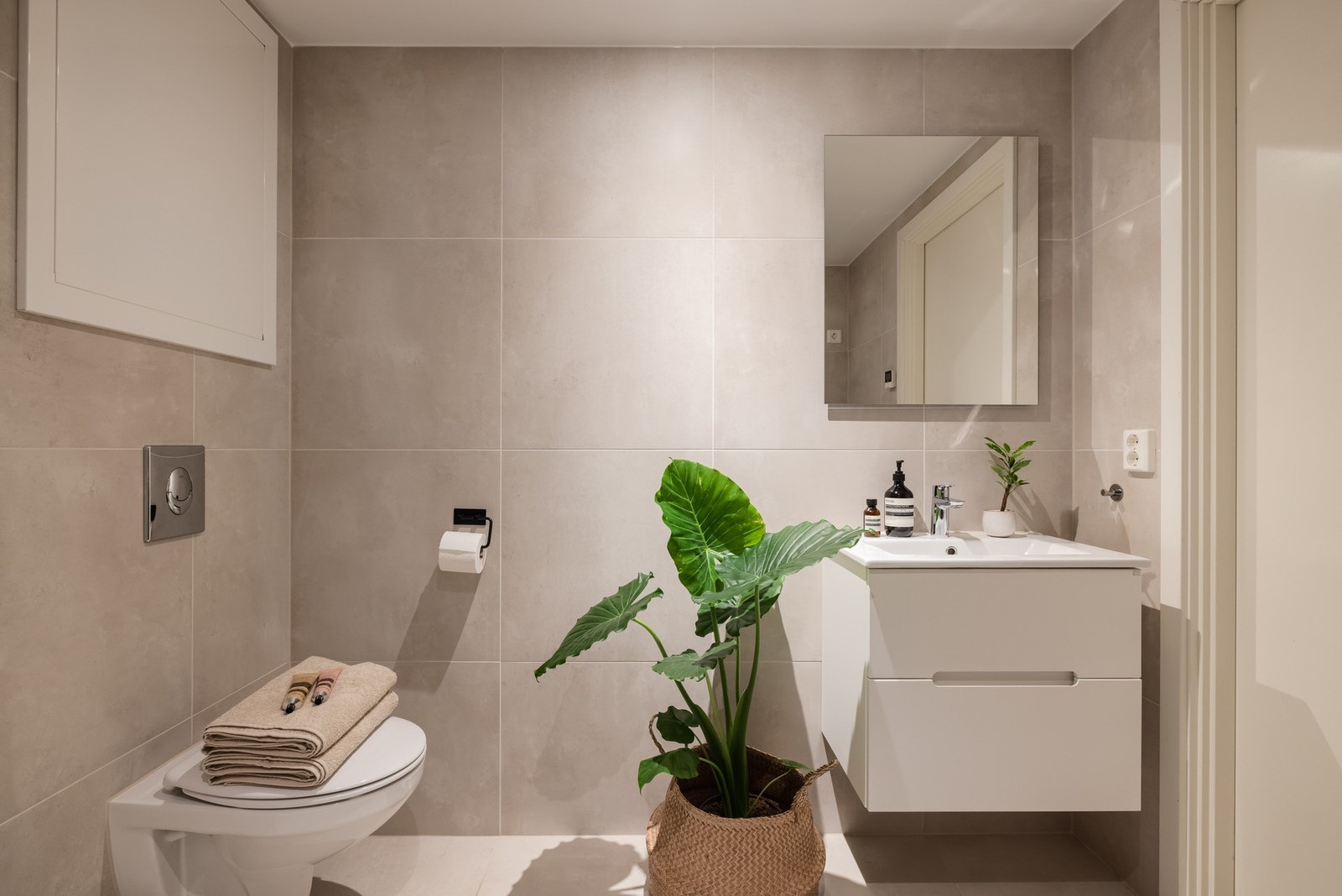 Badet har varmekabler på gulvet og opplegg for vaskemaskin/tørketrommel. Galleribilde