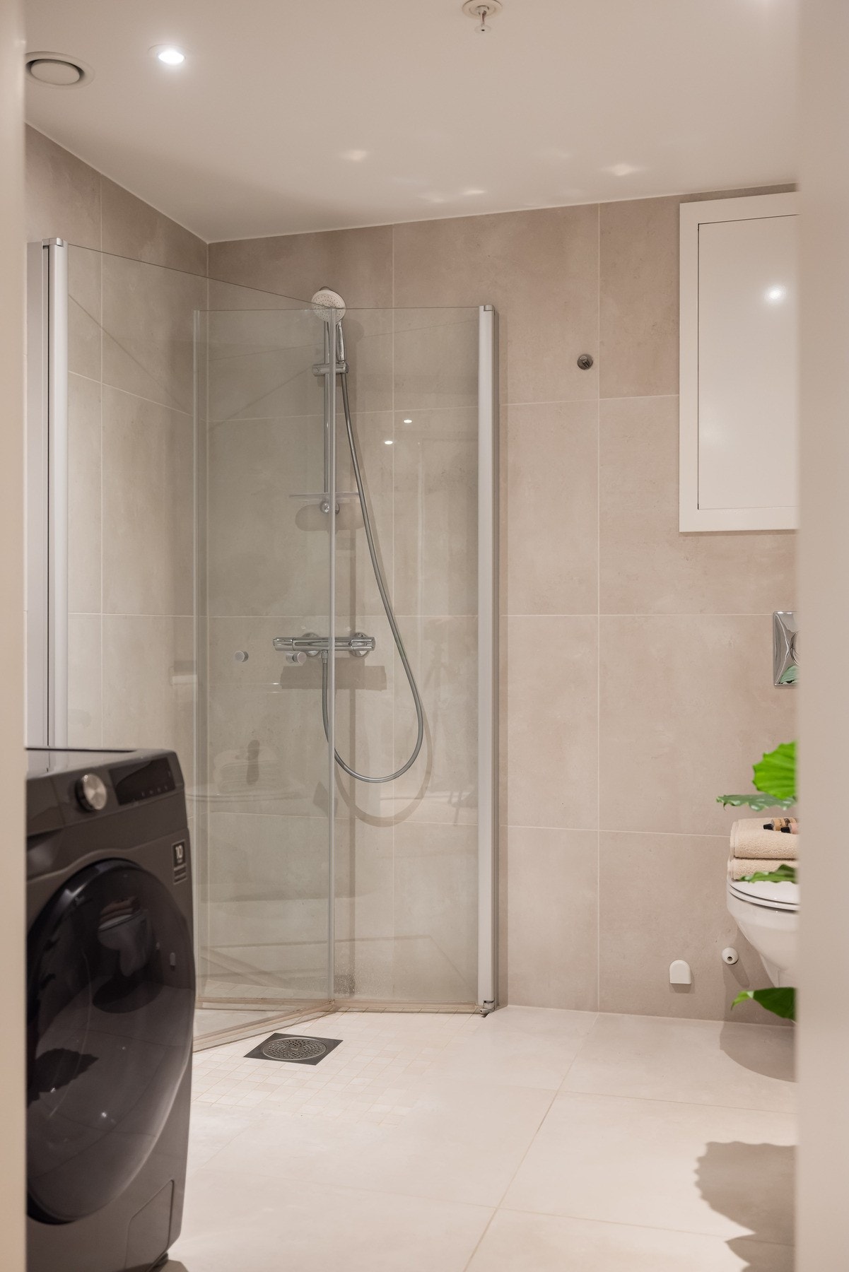 Dusjnisje med svingdører gir gid romfølelse til badet. A konto varmtvann er inkludert. Galleribilde