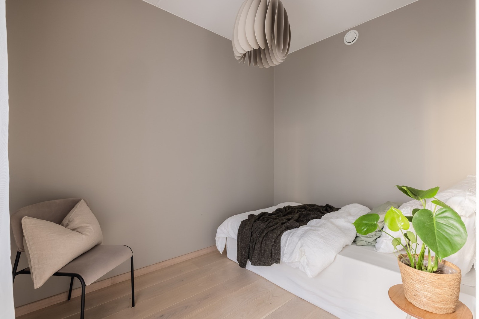 Dette soverommet har også en god størrelse som åpner opp for ulike bruksmuligheter. Det er plass til både dobbeltseng og garderobe om ønskelig. Galleribilde