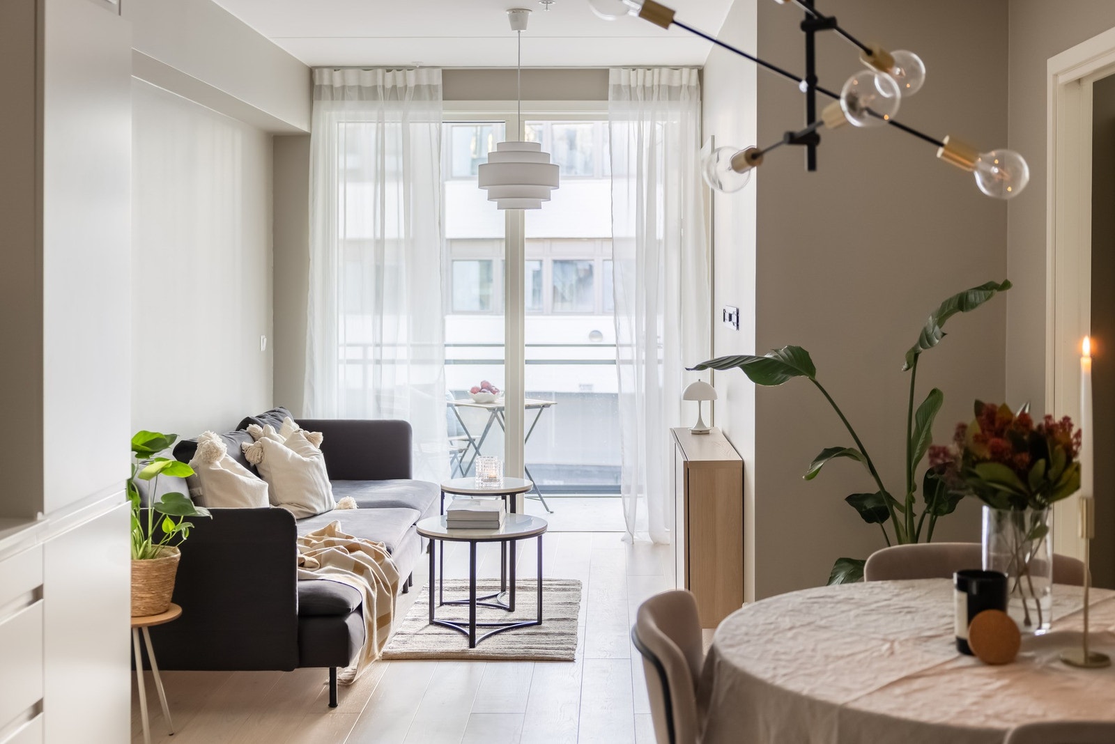 Boligens overflater er holdt i tidløse og moderne farger. Store vindusflater fra gulv til tak åpner opp og slipper lyset inn. Galleribilde