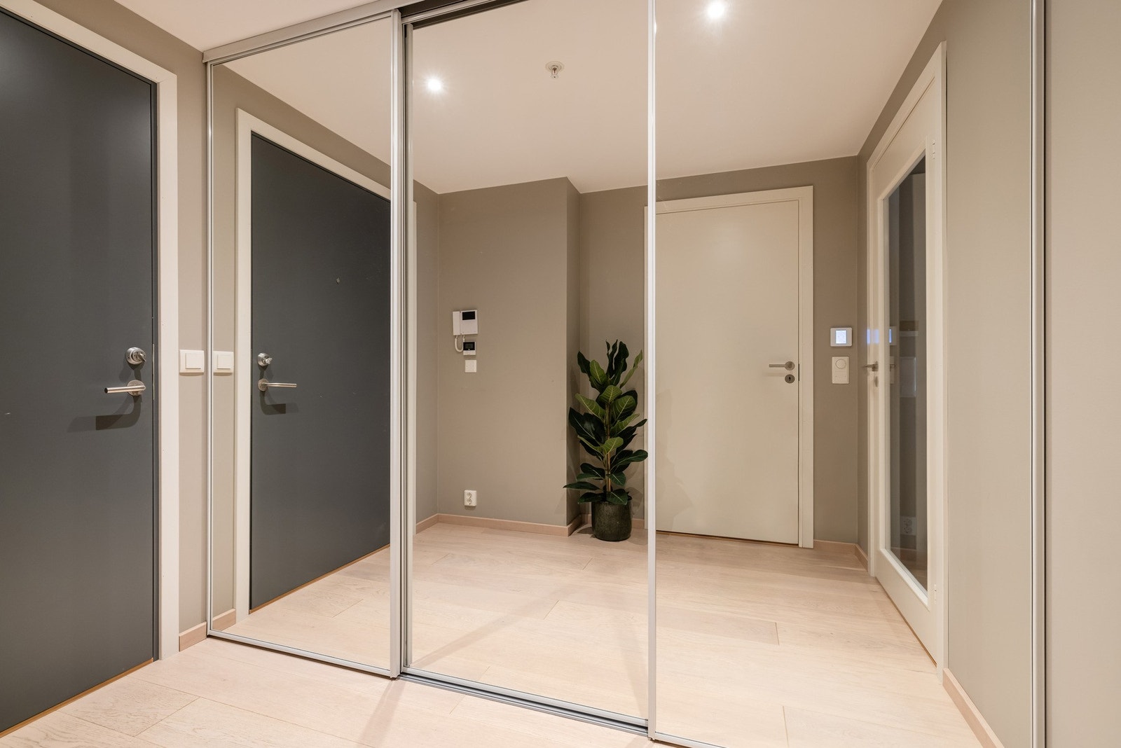 I entreen sørger en romslig skyvedørsgarderobe for oppbevaringsplass til alt man behøver i det daglige. Galleribilde