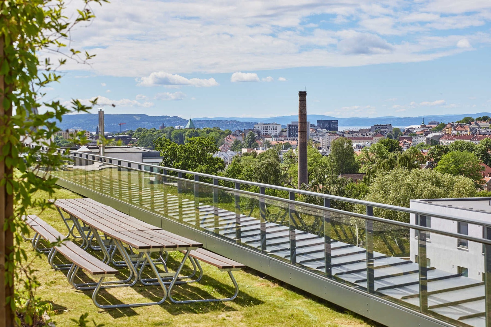 Tar man heisen ned i kjelleren kan man også gå tørrskodd fra egen leilighet og inn på Torshov Torg med Rema 1000, apotek, sushi og blomsterbutikk. Galleribilde