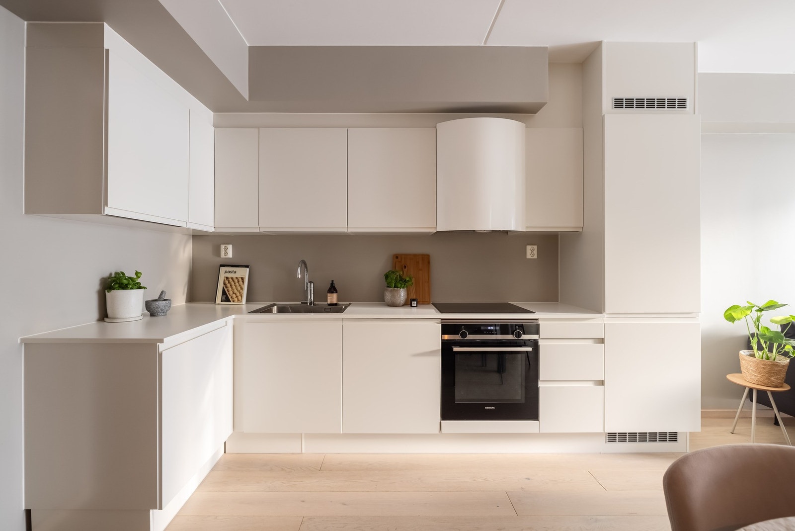 Lekkert HTH-kjøkken med en sosial og åpen løsning mot stuen. Galleribilde