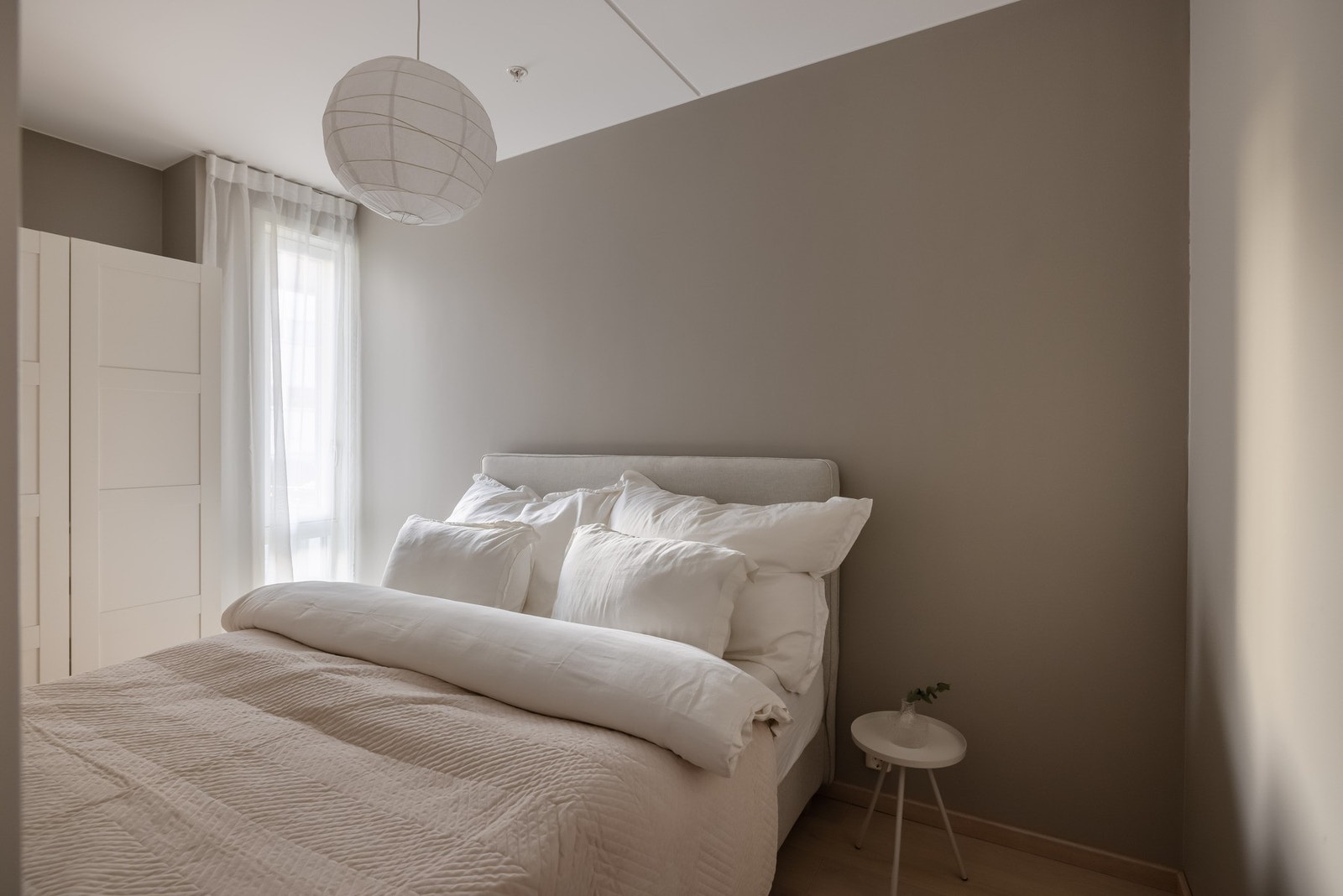 Soverommet har en god størrelse med plass til dobbeltseng og øvrig soveromsmøblement. Galleribilde