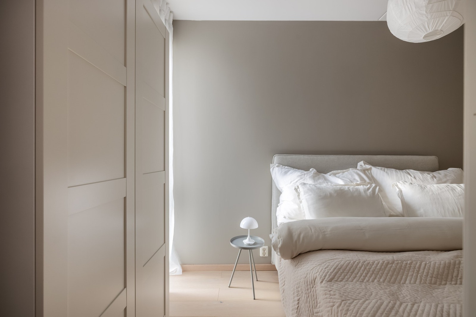 Et dobbelt garderobeskap gir godt med lagringsplass på dette soverommet. Galleribilde