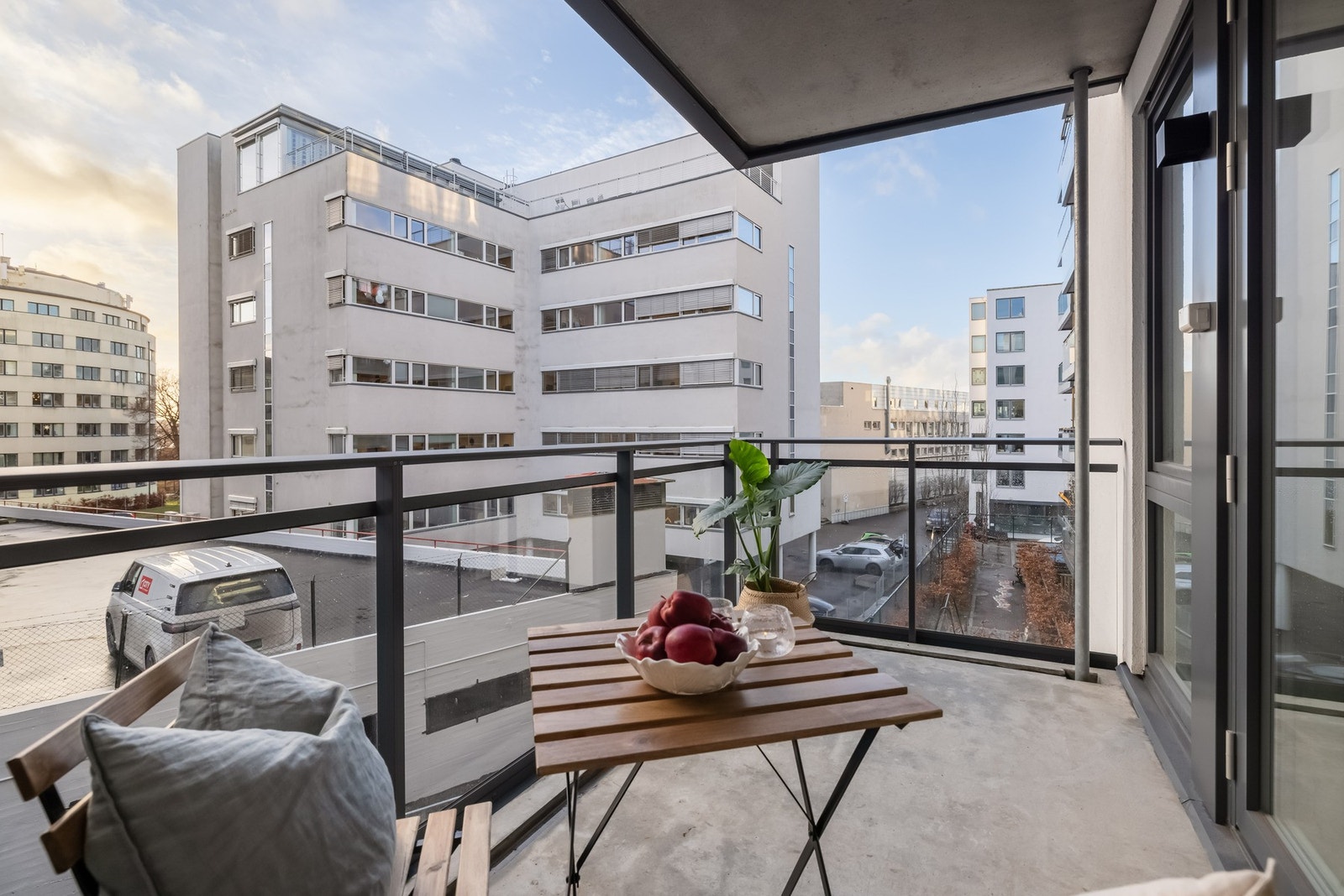 Dette er en tiltalende og effektiv 3-roms i nybygg fra 2020 med heis, balansert ventilasjon og nydelig felles takterrasse. Galleribilde