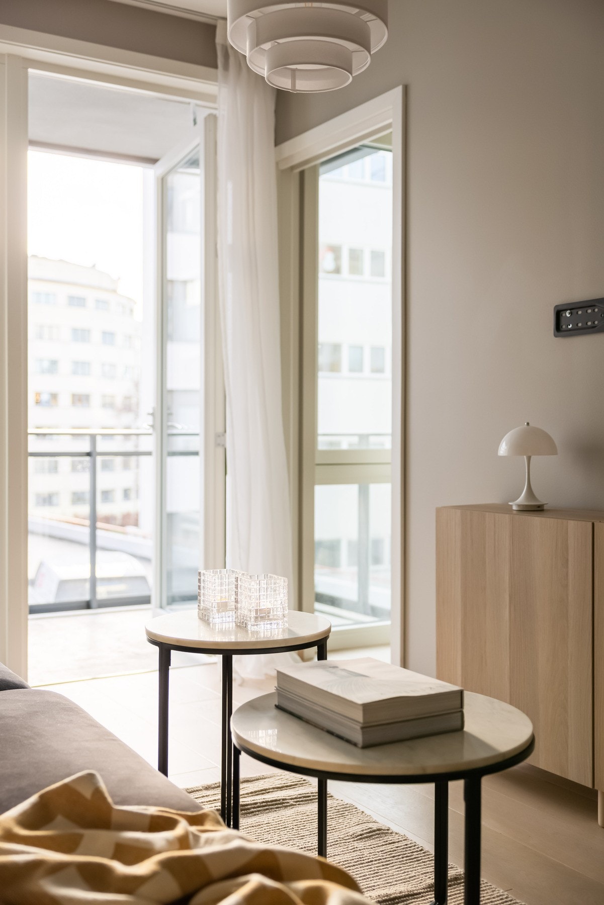 Fra stuen er det utgang til den sydvendte balkongen. Galleribilde