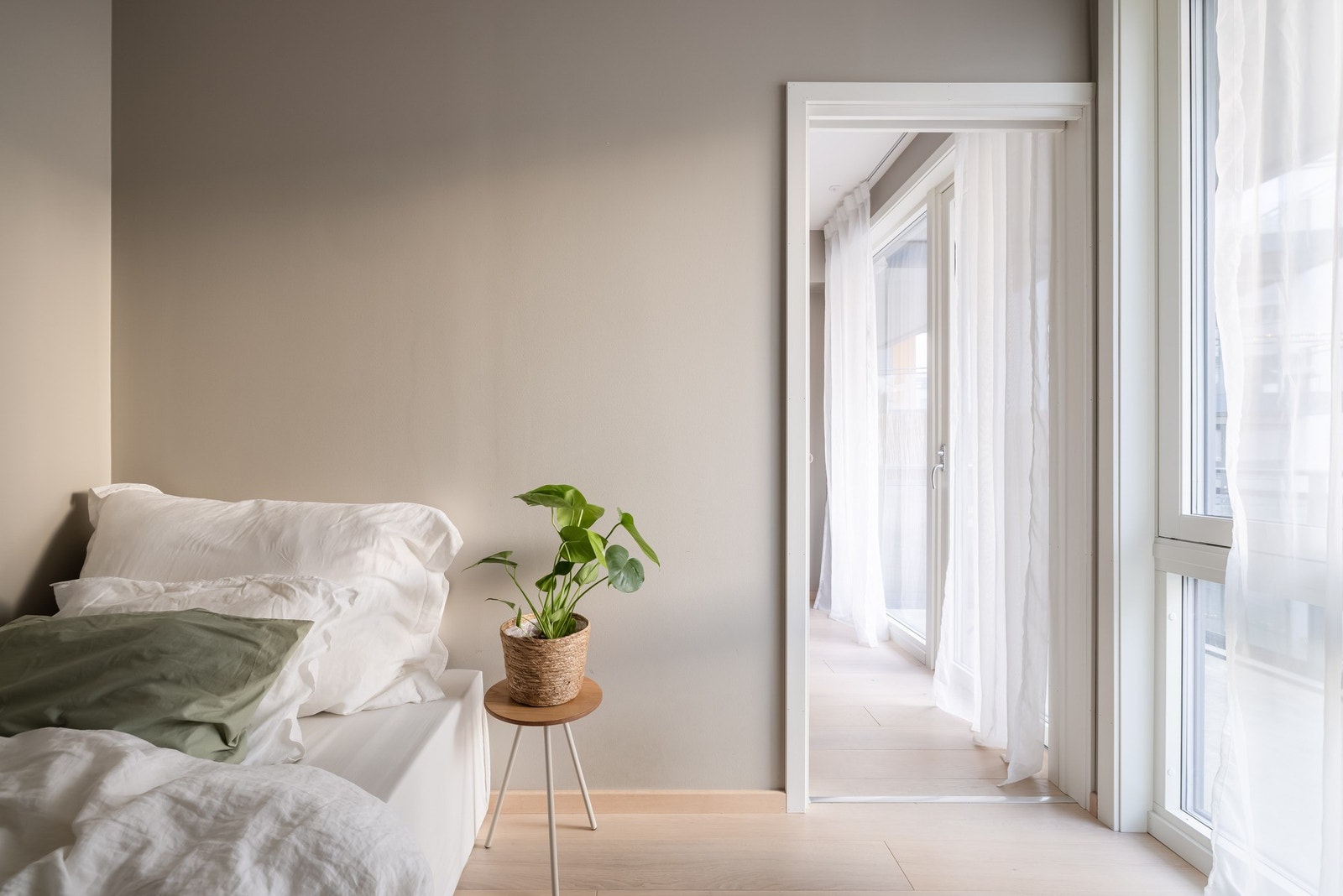 Leilighetens andre soverom har inngang fra stuen. Galleribilde