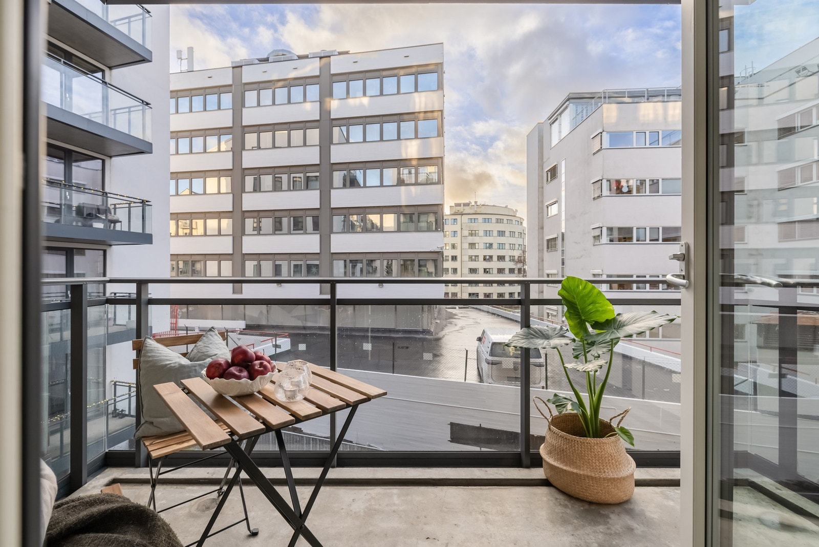 Balkongen er på 7 kvm med god plass til utemøbler etter eget ønske. I følge selger har man solen om sommeren fra ca. kl. 11.00 - ca. kl. 19.00. Galleribilde