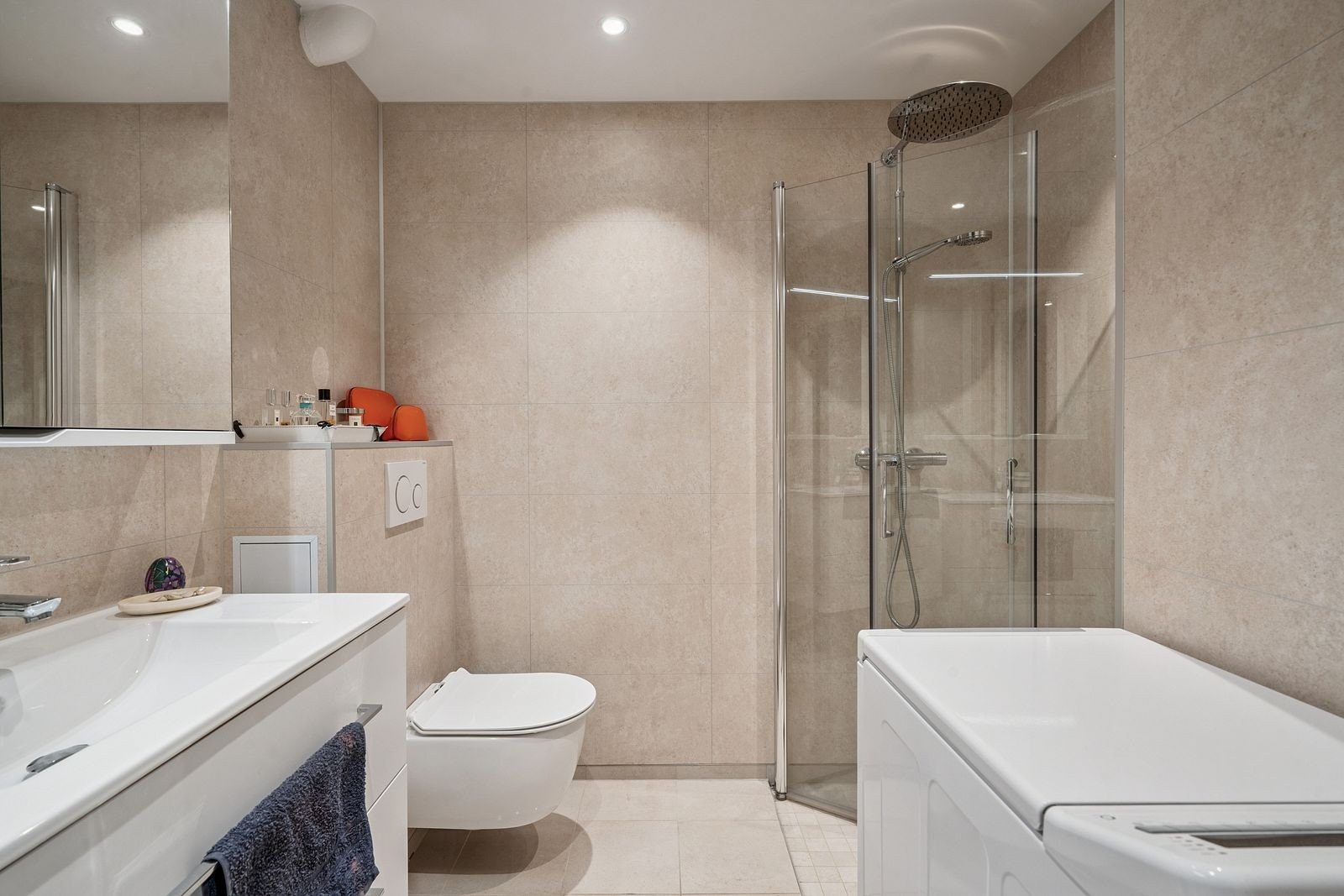 Nyere baderom med toppmatet vaskemaskin - Galleribilde