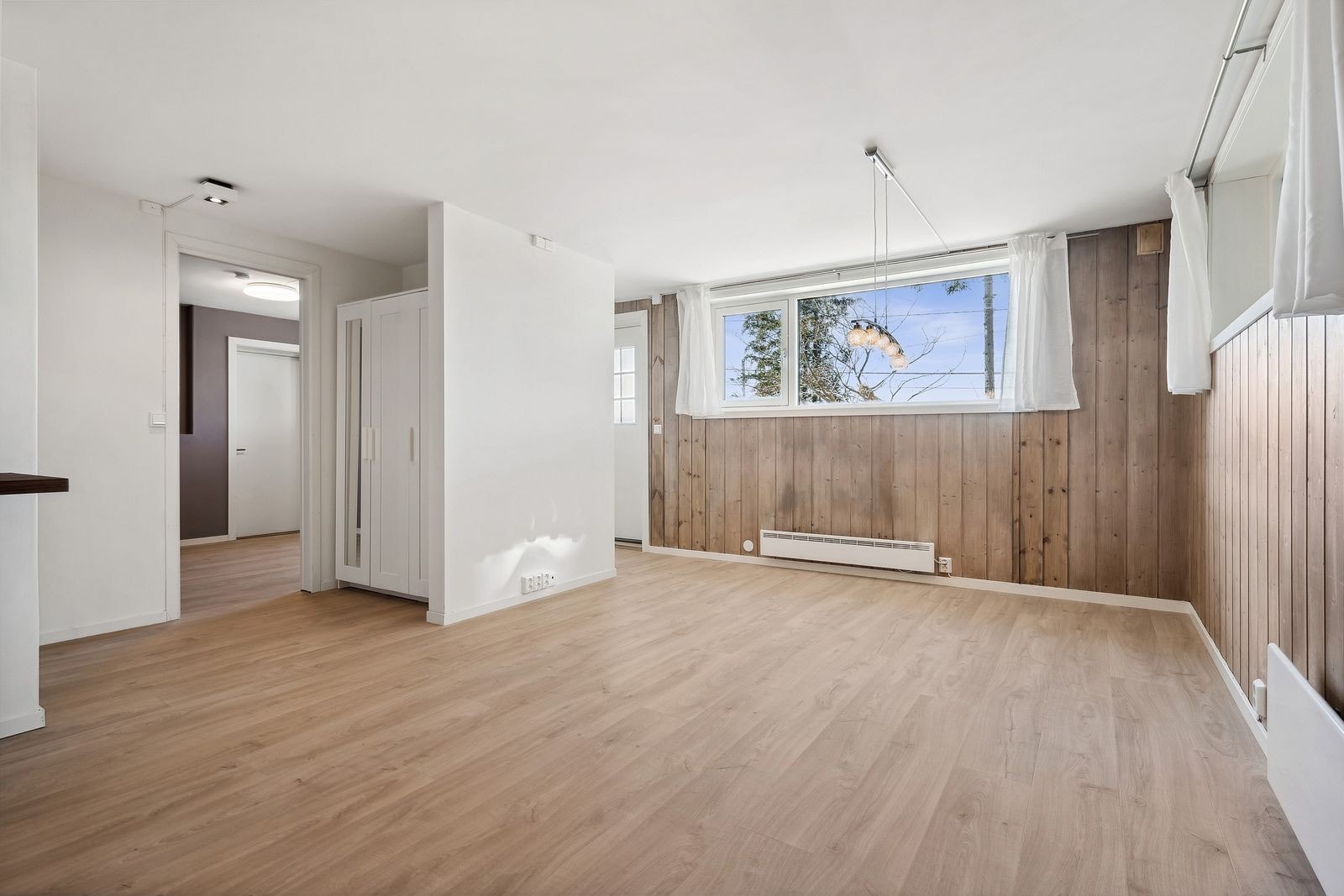 Bilden viser soverom til venstre og stue - Galleribilde