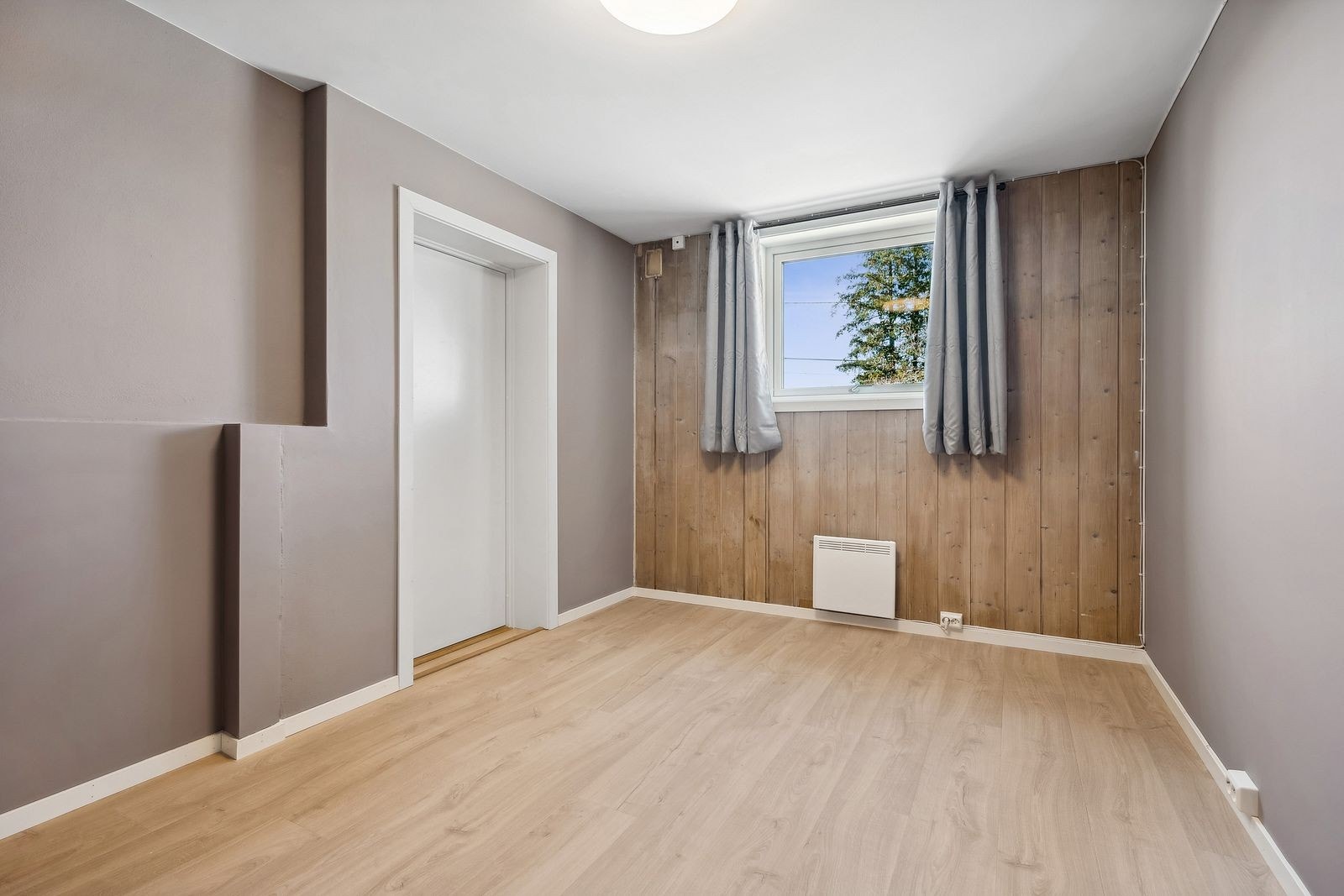 Soverom - vender mot uteplass Galleribilde