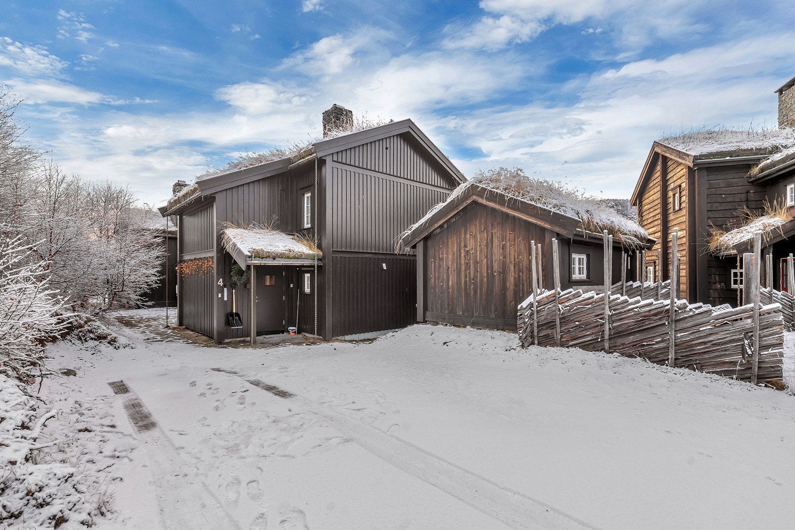 To biloppstillingsplasser på egen tomt, like ved hytta. Parkering utenom dette er på felles parkeringsområde for fritidsboliger i planområdet, som ligger like ved hytta. Galleribilde