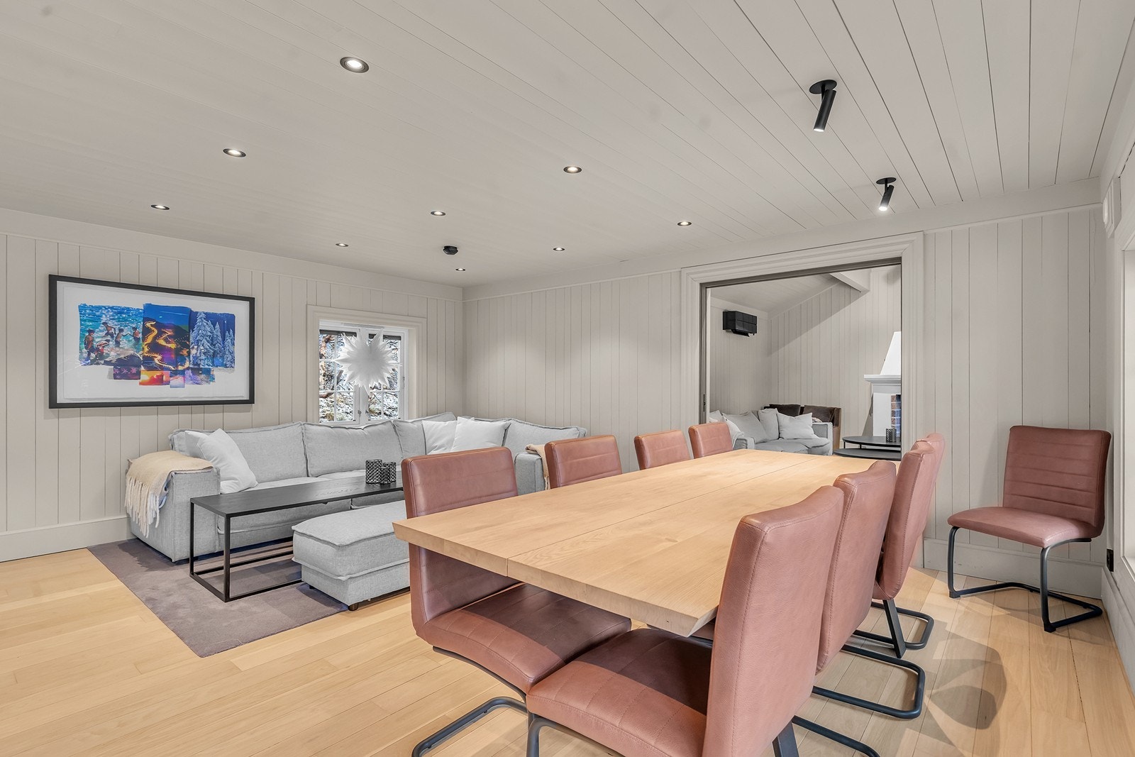 I stua er det god plass til både spisebord og sofagruppe Galleribilde