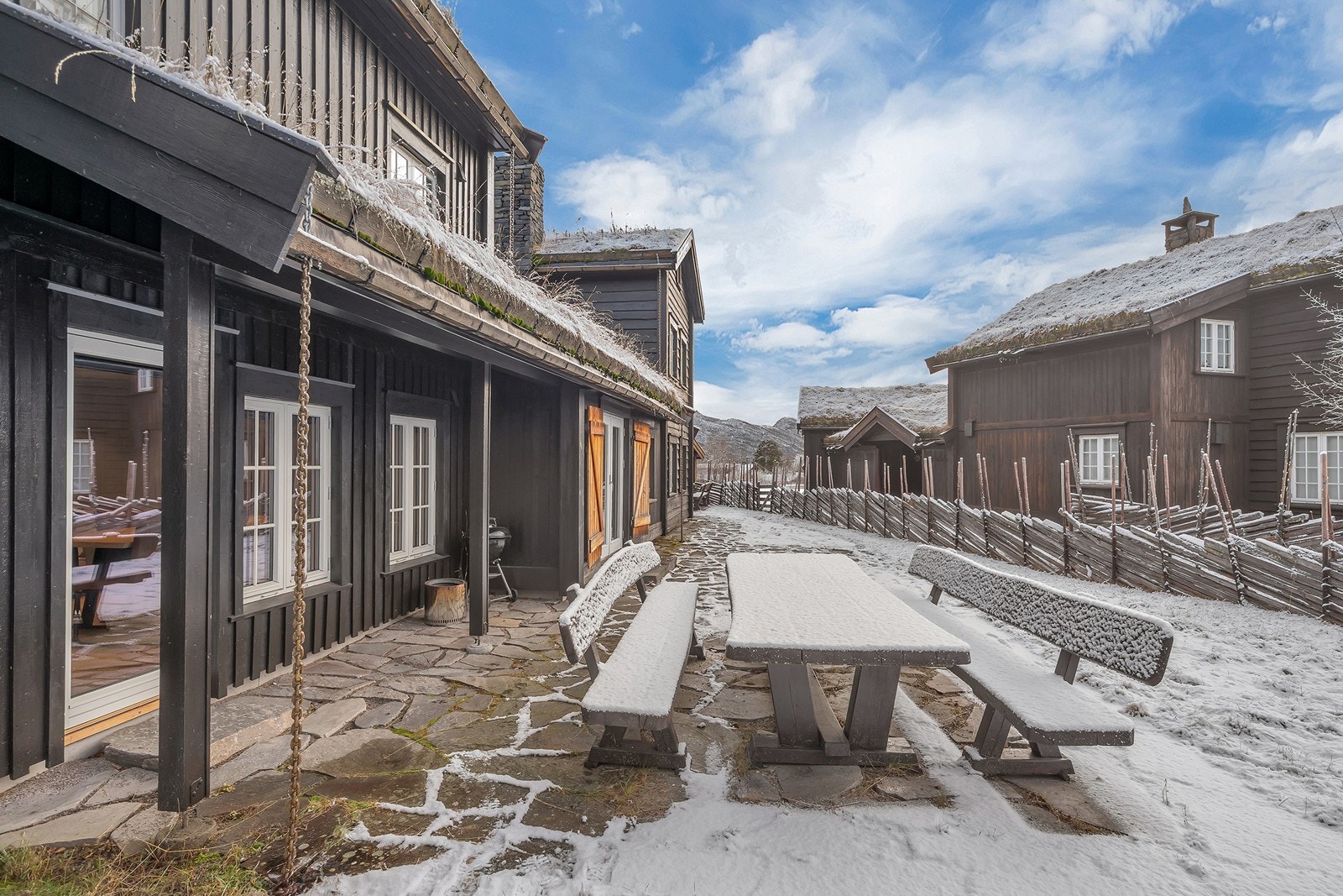 Hytta ligger like i nærheten av sentrum, hvor man blant annet finner dagligvarebutikk og koselige kafeer Galleribilde