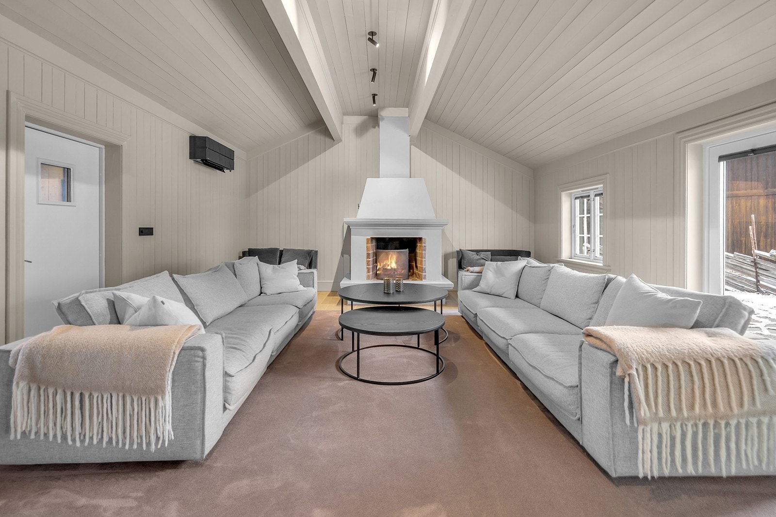 Lun og god stue med peis som varmer på kalde dager Galleribilde