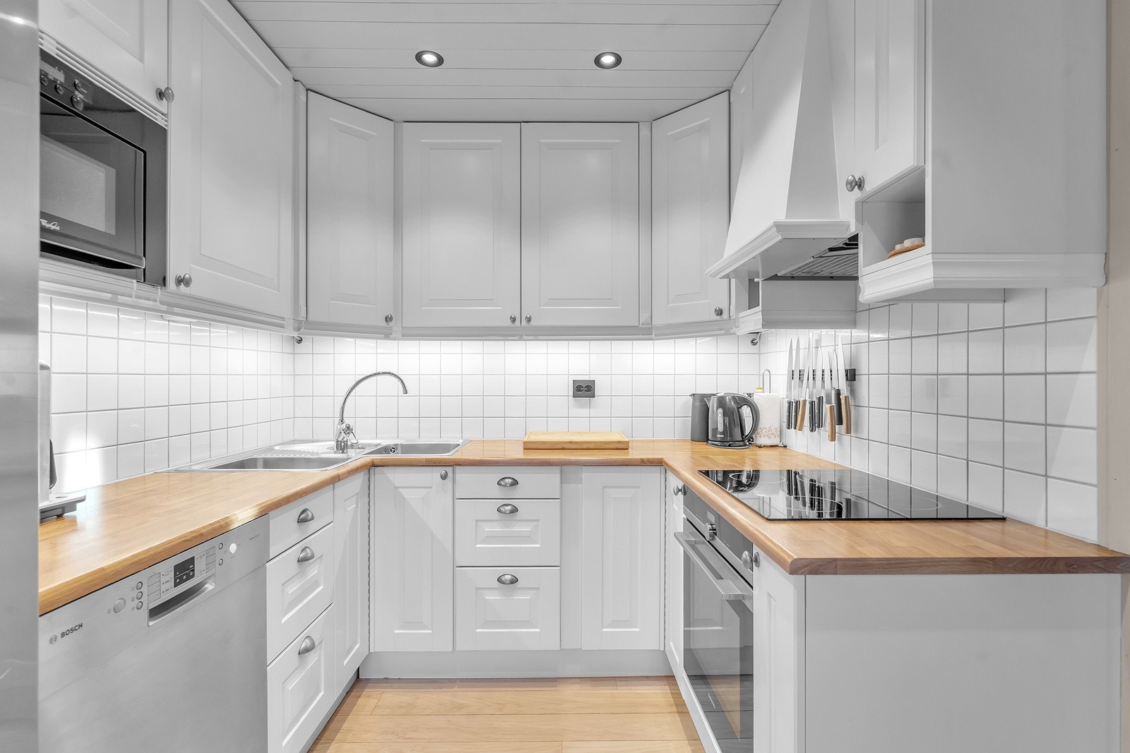 Kjøkken med integrert komfyr og platetopp Galleribilde