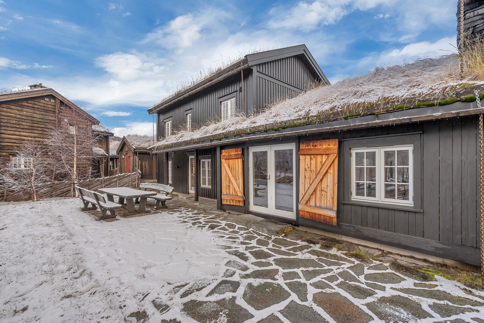 Fint uteareal med god plass til utemøbler Galleribilde