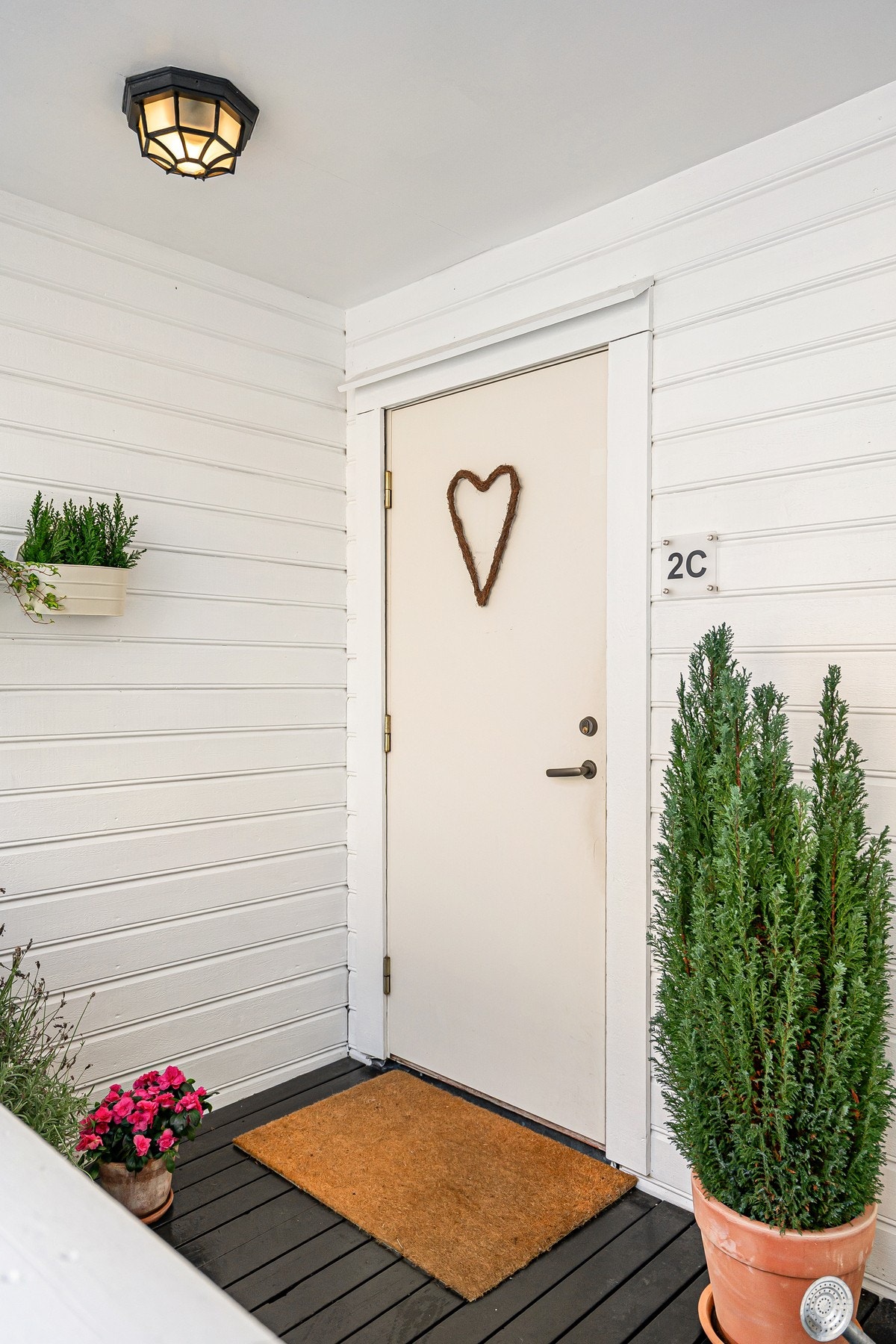 Leiligheten har egen inngang mot det fri. Galleribilde