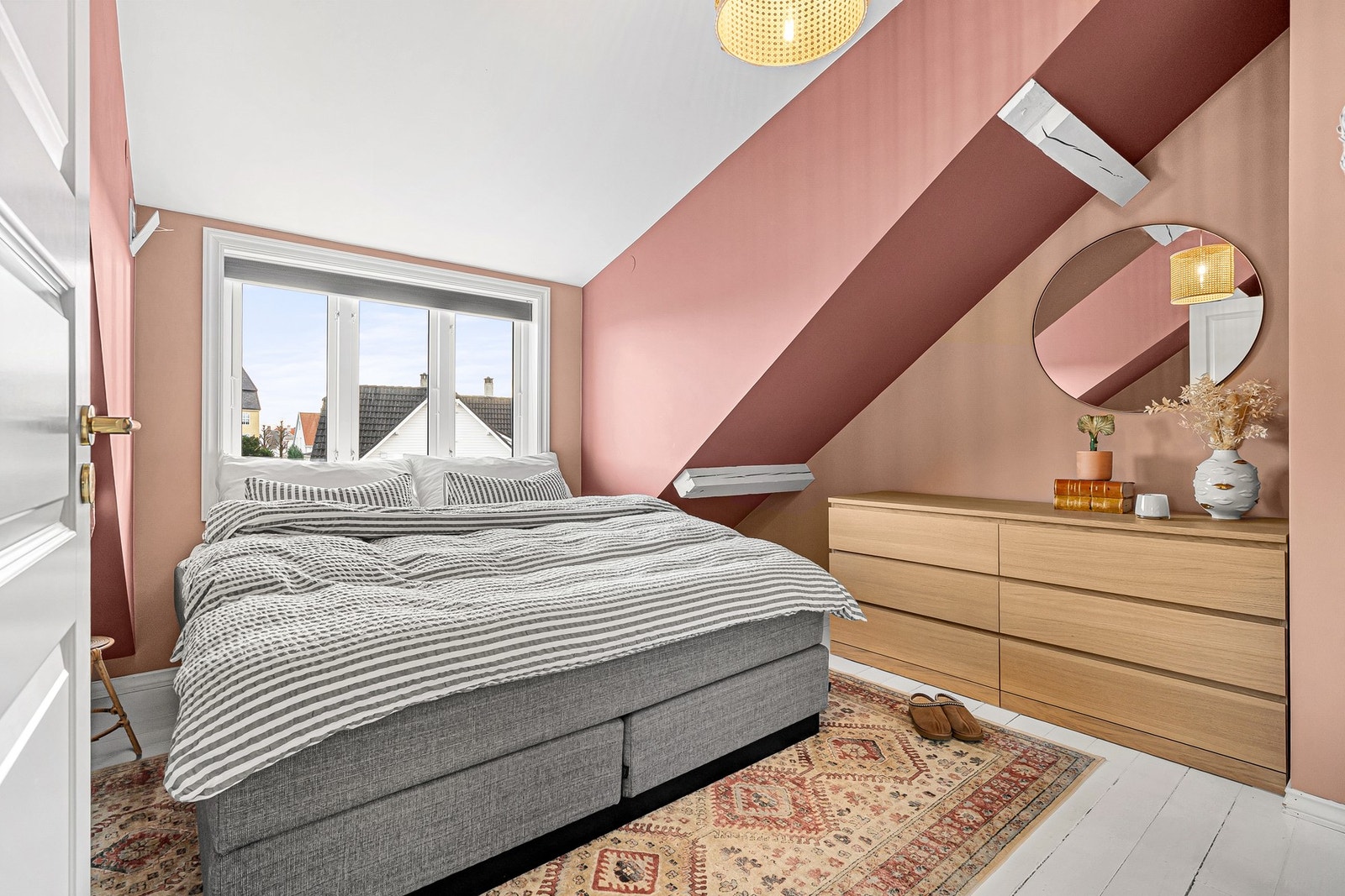 Hovedsoverommet ble oppgradert med nye gipsplater og nytt vindu i 2024. Galleribilde