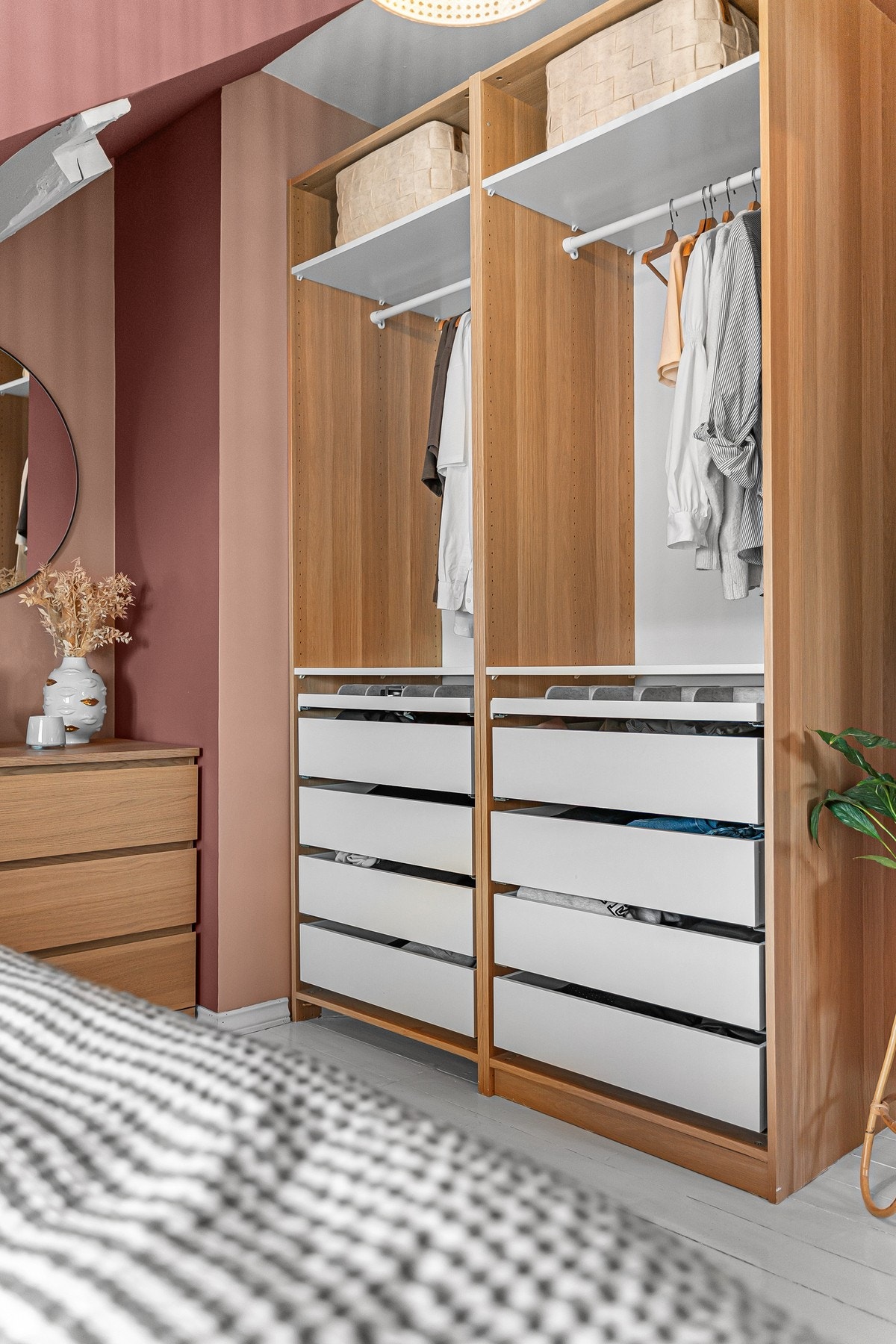 Det er godt med garderobeplass på hovedsoverom. Galleribilde