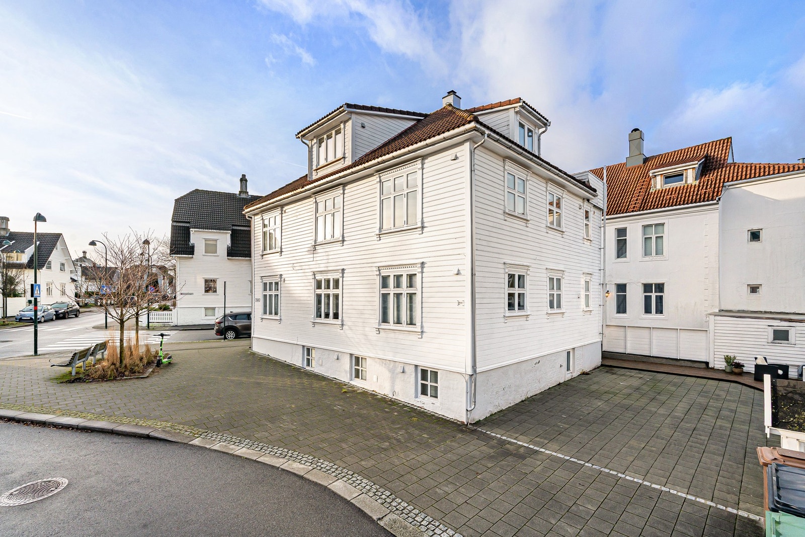 Leiligheten har rett til parkering på tomten. Galleribilde