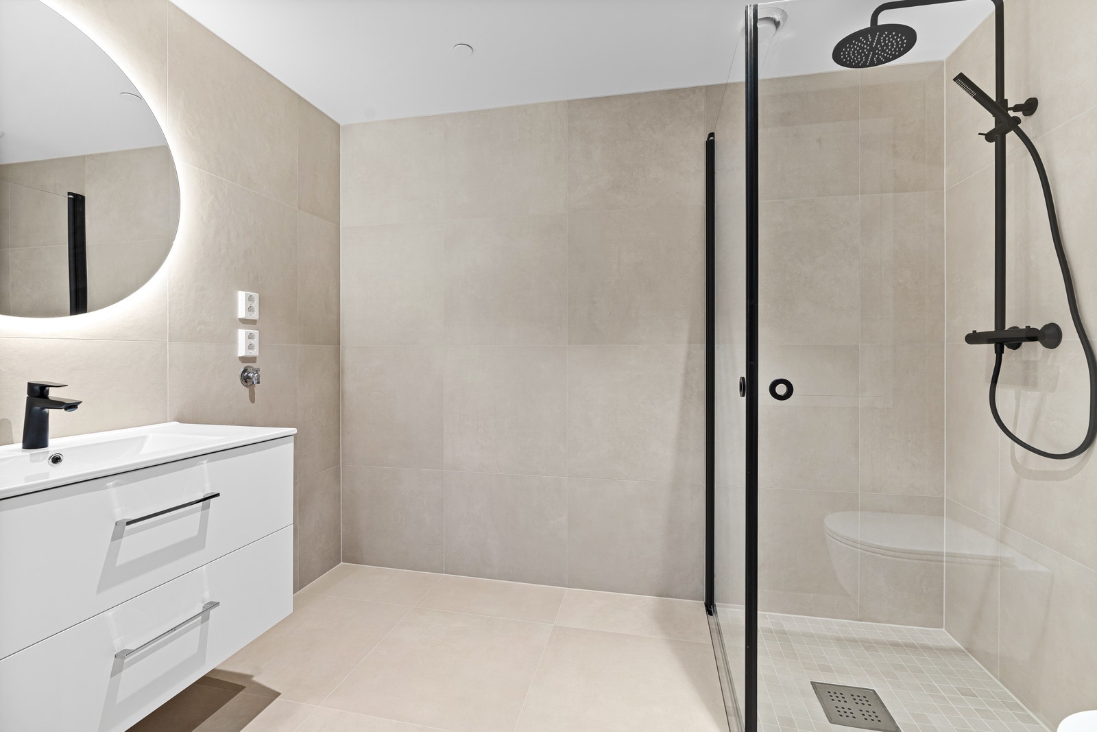 Flott lyst flislagt bad Galleribilde