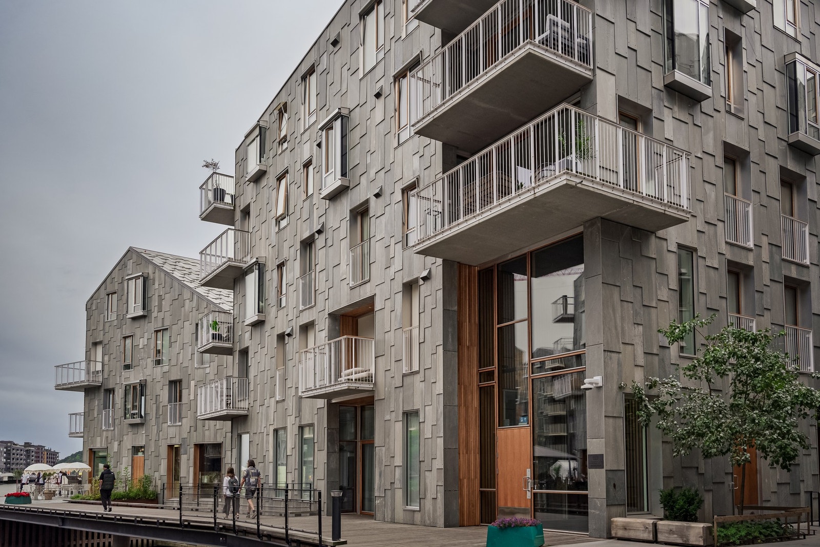 Kortreist skiferkledningen fra Oppdal i Vannkunsten er både et mer bærekraftig og vedlikeholdsvennlig alternativ enn en industrielt fremstilt fasadeløsning. Galleribilde