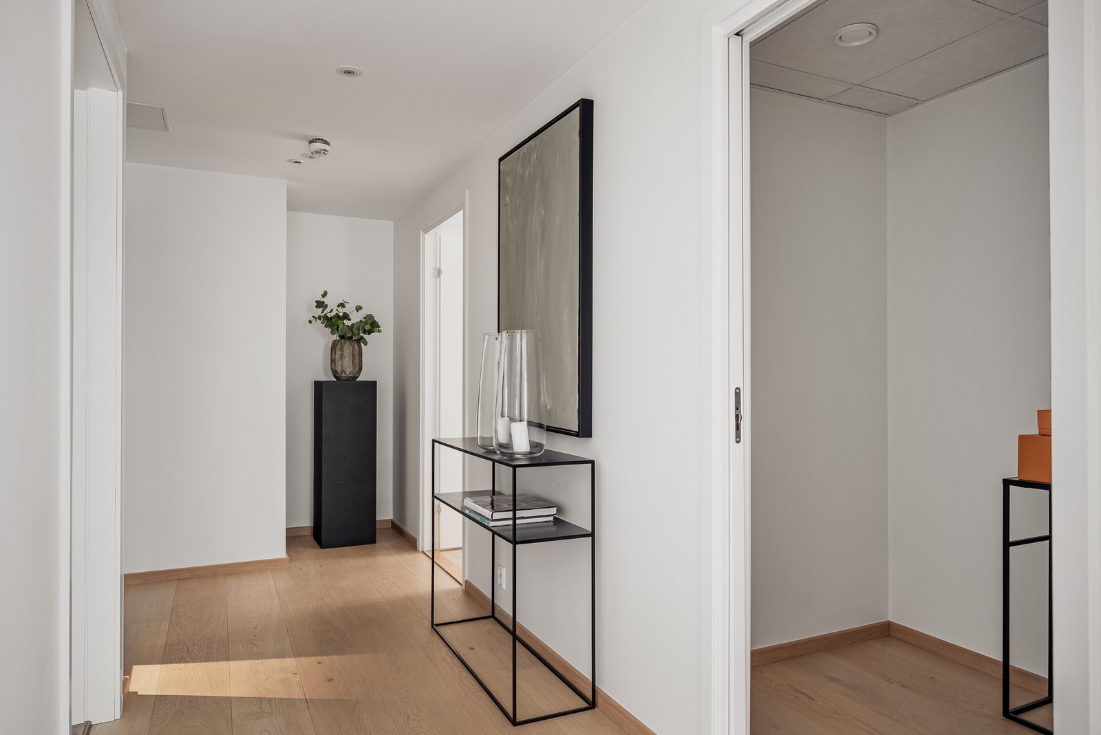 Lys og praktisk hall med adkomst til innvending bod. Galleribilde