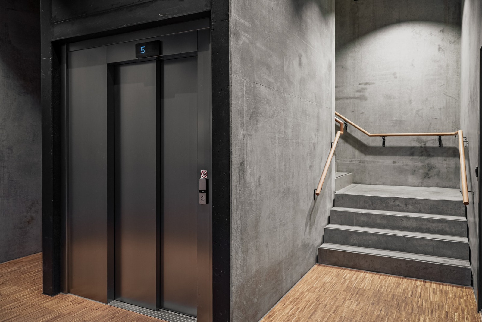 Heisadkomst til felles oppgang. Galleribilde