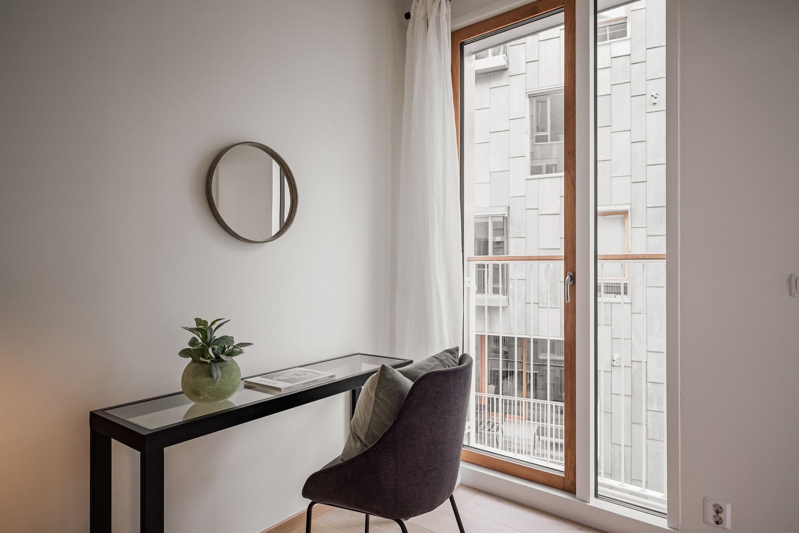 Velegnet plass til hjemmekontor ved vindusrekke. Galleribilde