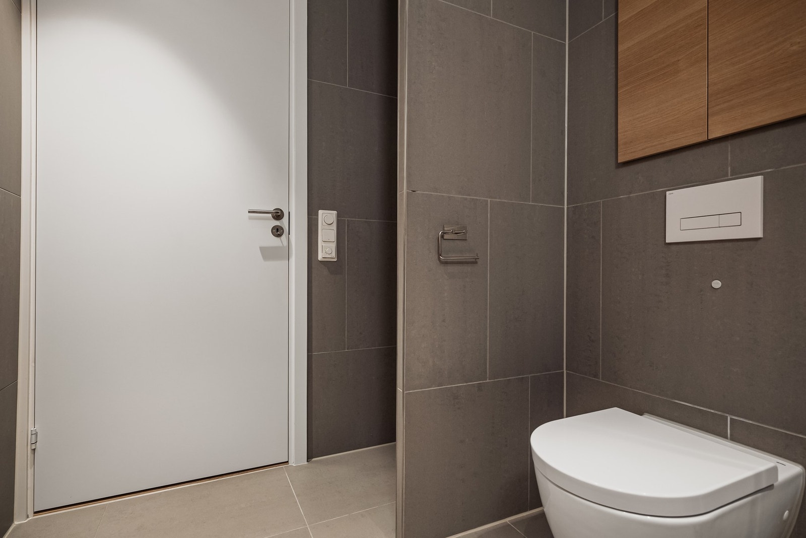 Plassbygde hyller i vegg og nisje for vaskesøyle. Vegghengt klosett. Galleribilde