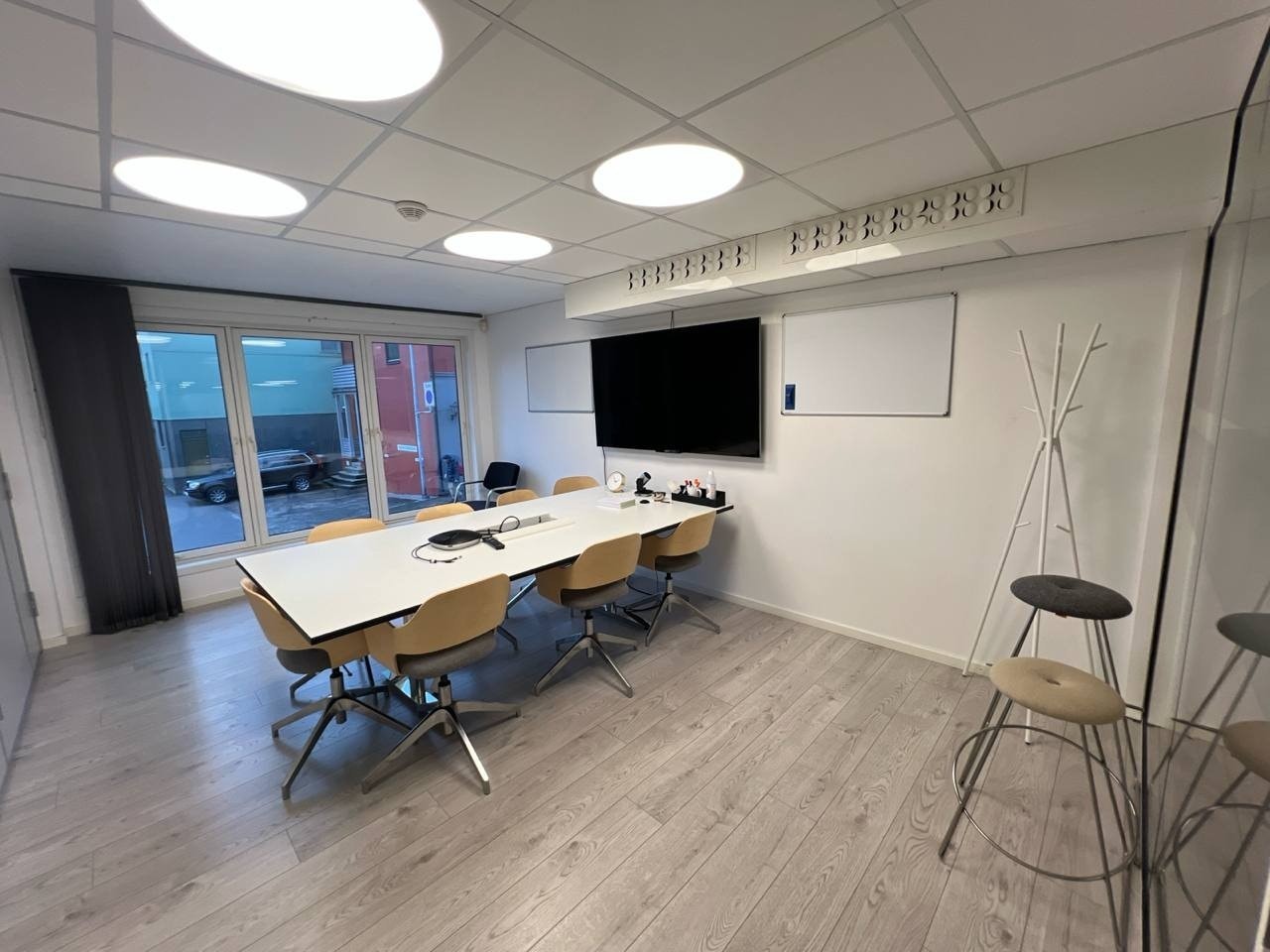 Møterom. Vegg mot kjøkken kan åpnes for større møterom. Galleribilde