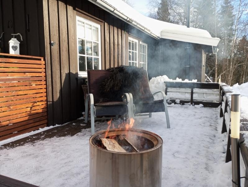 Hytta har en trivelig terrasse hvor fine dager kan nytes. Galleribilde
