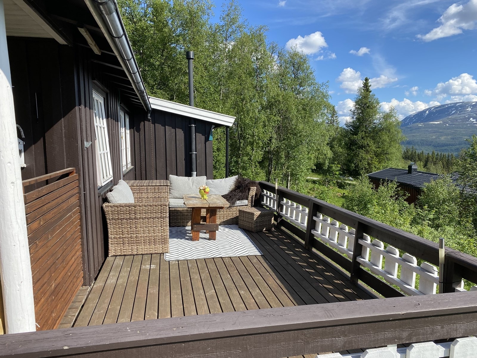 Hyggelig veranda med god plass til utemøblement. Galleribilde