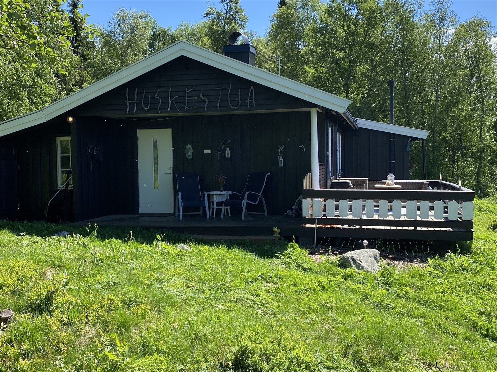Frittliggende hytte i naturskjønne omgivelser. Galleribilde