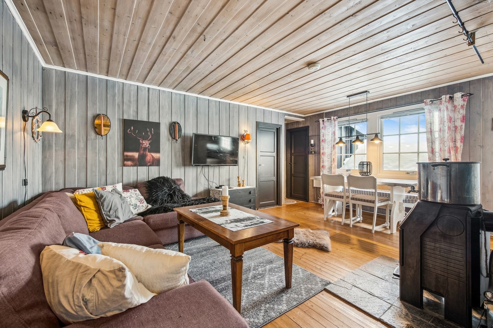 De store vinduene i rommet sørger for rikelig med naturlig lys. Galleribilde